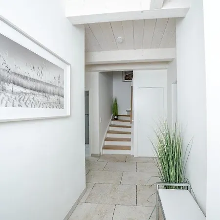 Holiday home Reetdachidylle Am Deich - Charmante Doppelhaushaelften Dagebuell