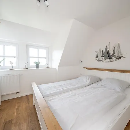 Holiday home Reetdachidylle Am Deich - Charmante Doppelhaushaelften Dagebuell