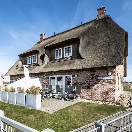 Holiday home Reetdachidylle Am Deich - Charmante Doppelhaushaelften Dagebuell